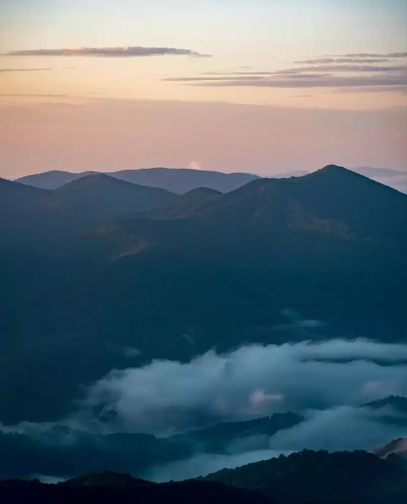view-of-smoky-mountains-fog-sunrise