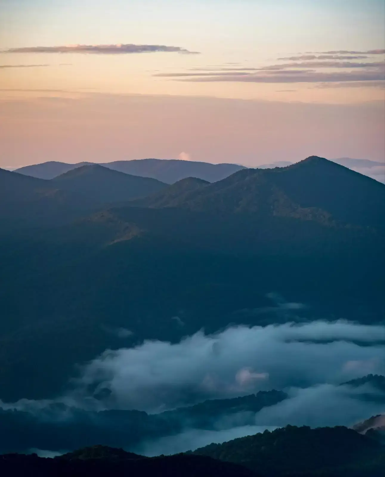 view-of-smoky-mountains-fog-sunrise